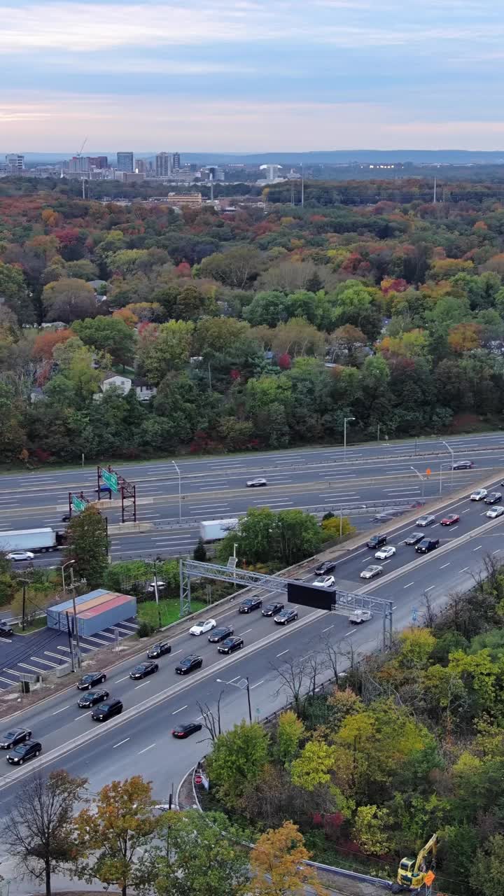 这是一张从空中俯瞰的I-95高速公路在通往新泽西收费公路的路上，交通拥挤，移动迅速视频素材