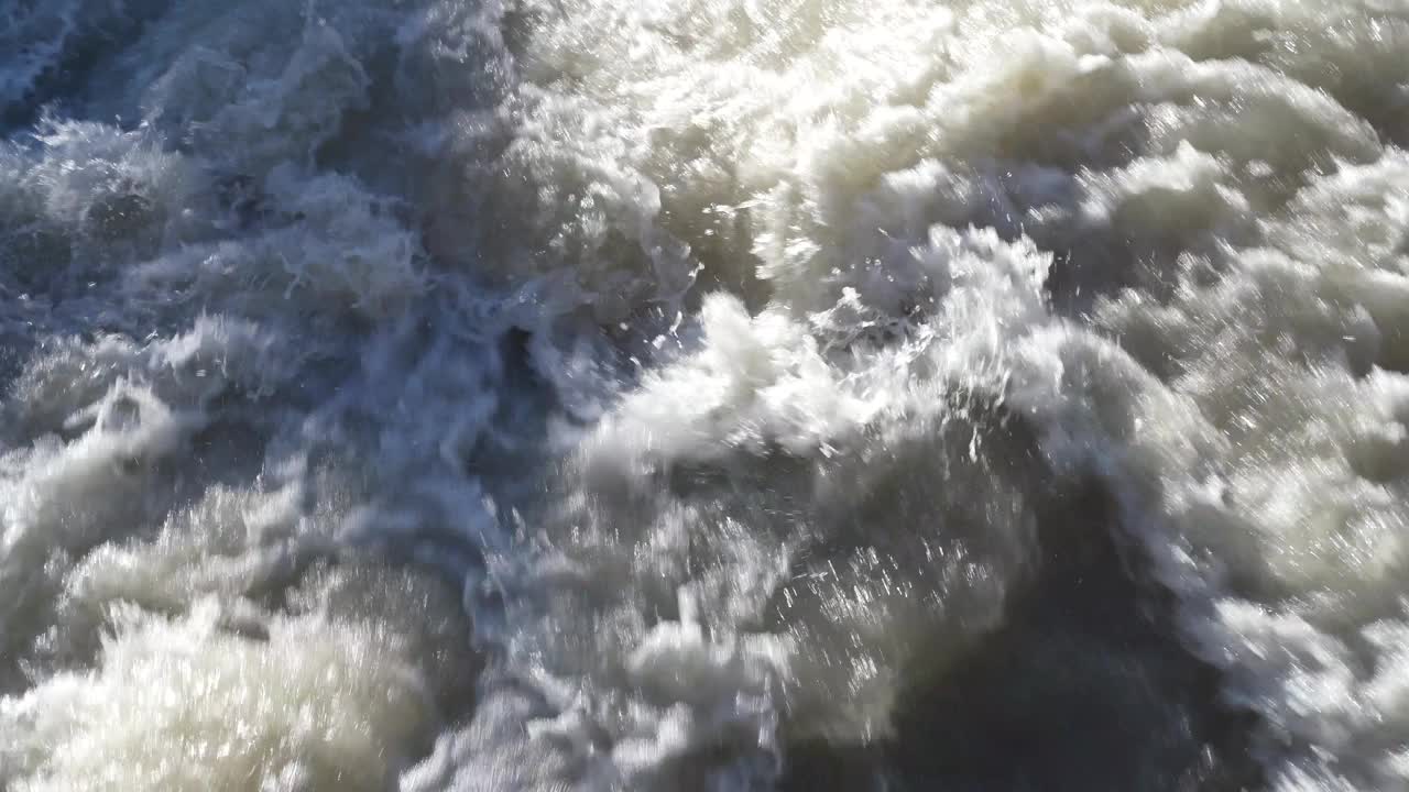 暴雨后河水暴涨的无人机鸟瞰图。水流得很快。有淹水和溢出的危险。一般的河流洪水竞赛视频下载