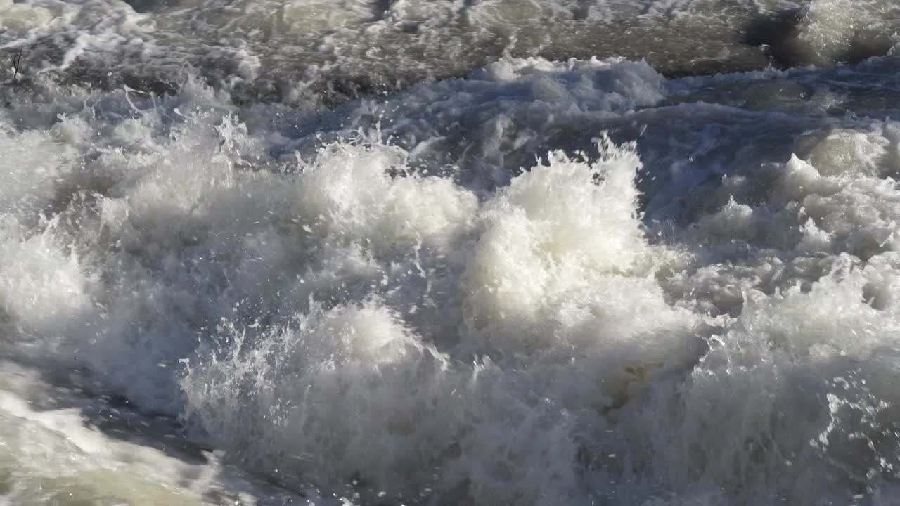 特写:暴雨和洪水冲垮山谷后，河水膨胀。水从高山谷迅速流向平原。洪水中河流的一般竞赛视频素材