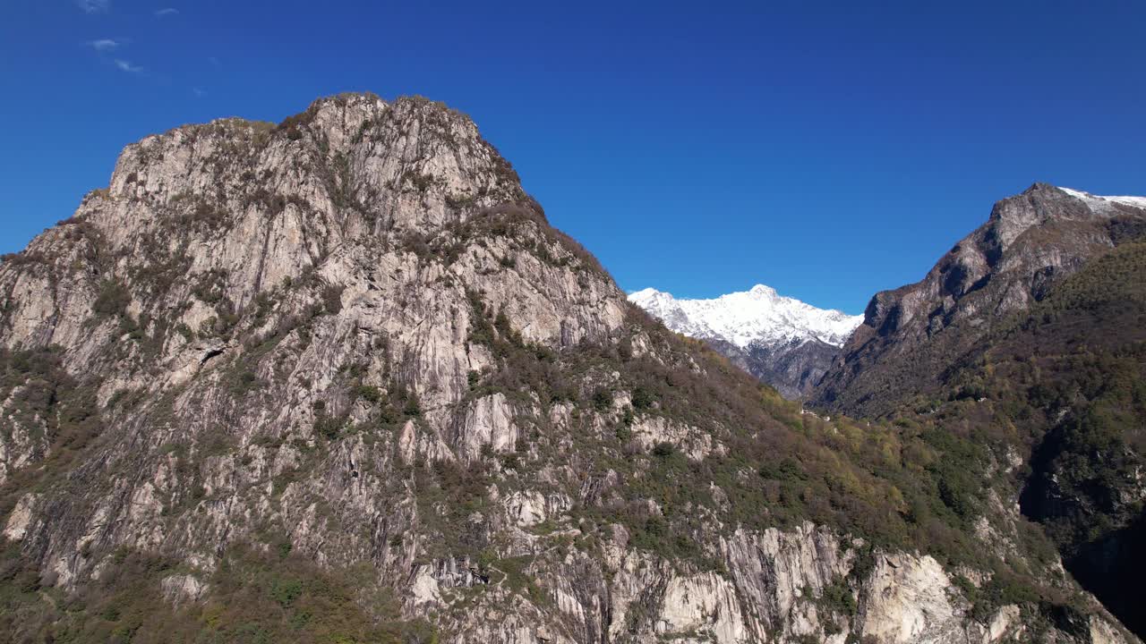 俯瞰意大利科莫湖的雪峰雄伟的山脉视频素材