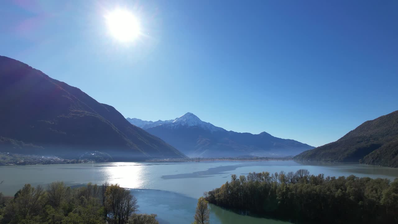 意大利科莫的阳光湖和雄伟山脉鸟瞰图视频素材