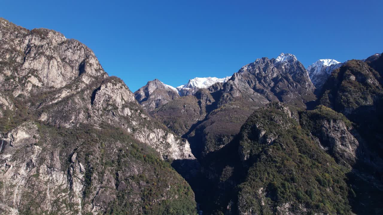 雄伟的雪峰山脉俯瞰意大利科莫湖视频素材