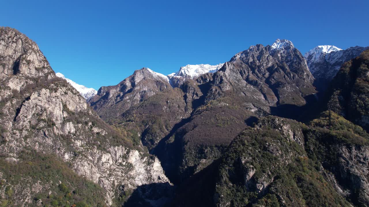 雄伟的科莫湖和意大利山脉的空中视角视频素材