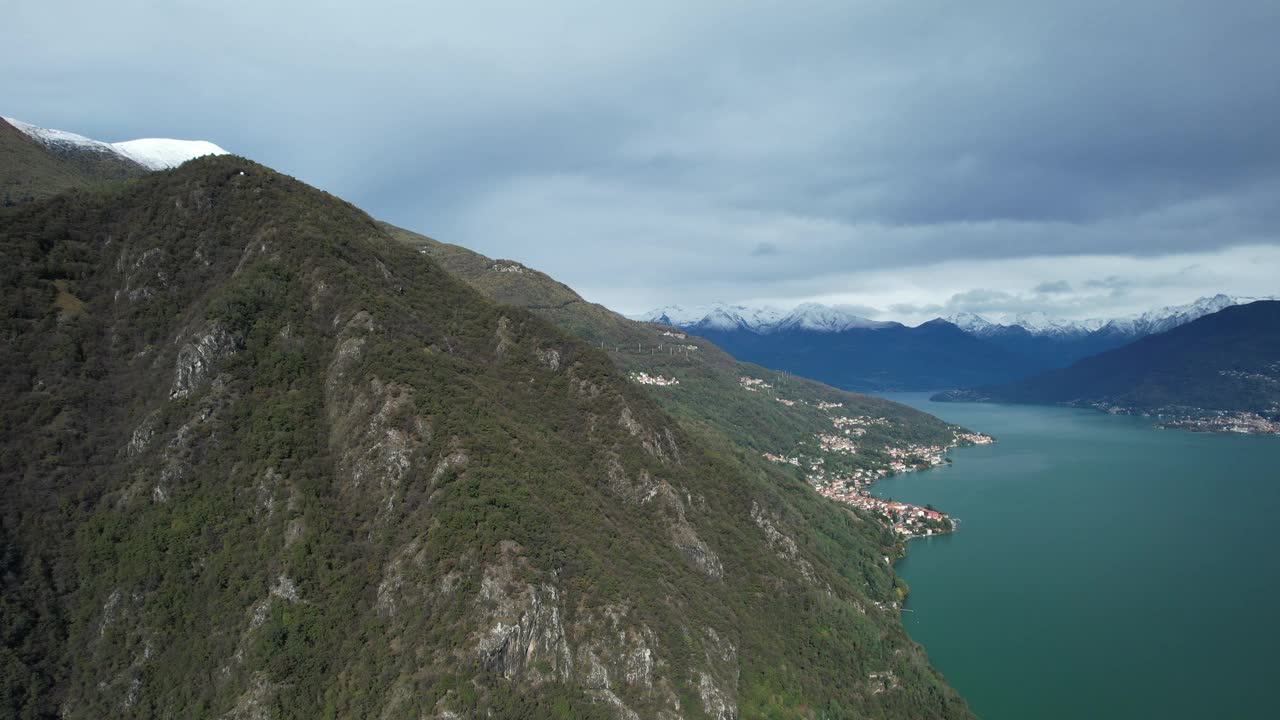 科莫湖的宁静景色，意大利，坐落在雄伟的山脉视频素材