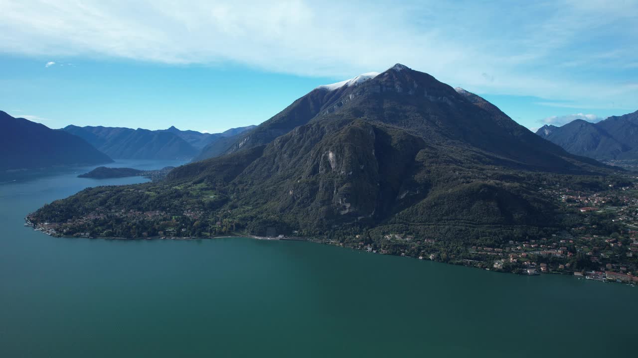 俯瞰意大利科莫湖宁静水域的雄伟山峰视频素材