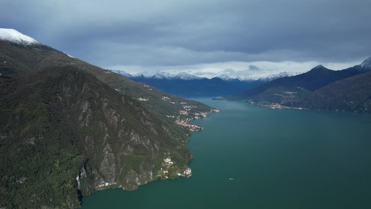 意大利科莫湖的壮丽景色，周围环绕着雄伟的山脉视频素材