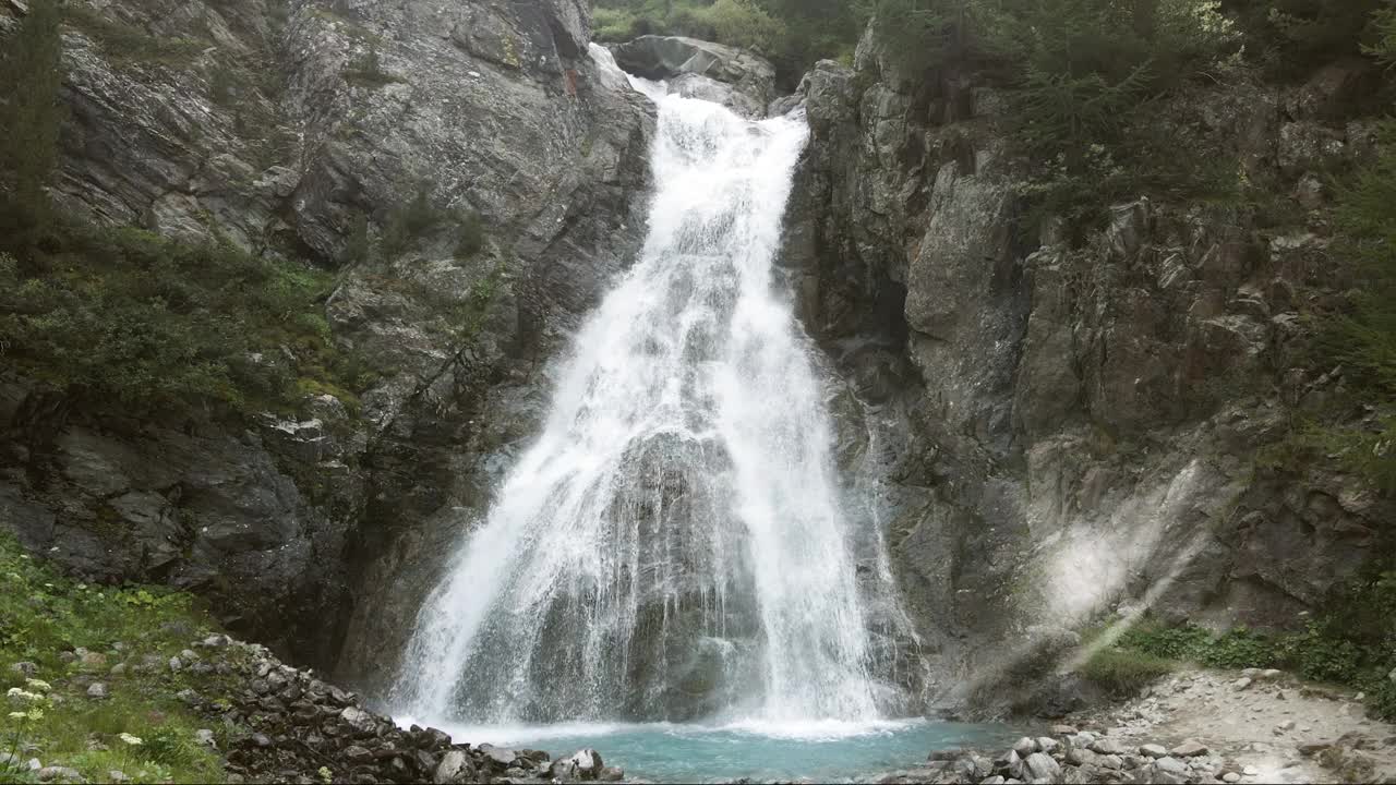 太阳耀斑在Val Nera瀑布在利维尼奥意大利阿尔卑斯山脉视频素材