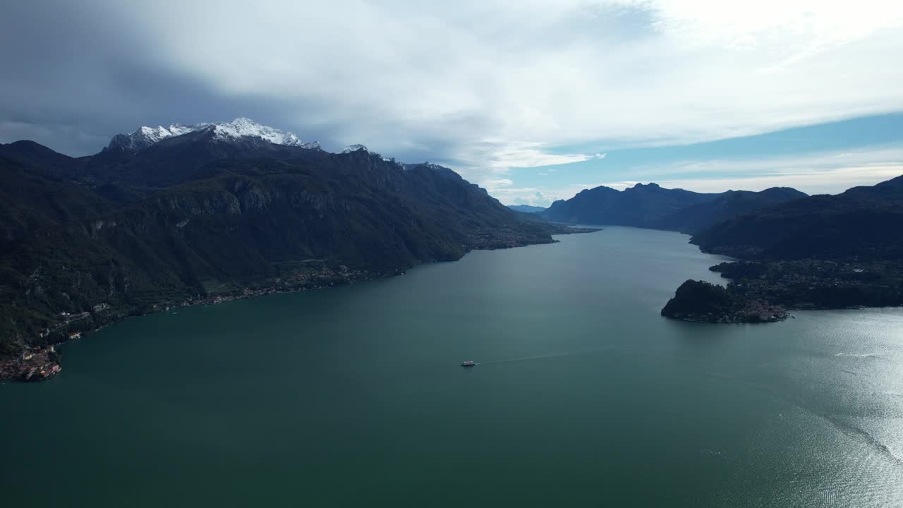 雄伟山峰间宁静的绿洲:俯瞰意大利科莫湖视频素材