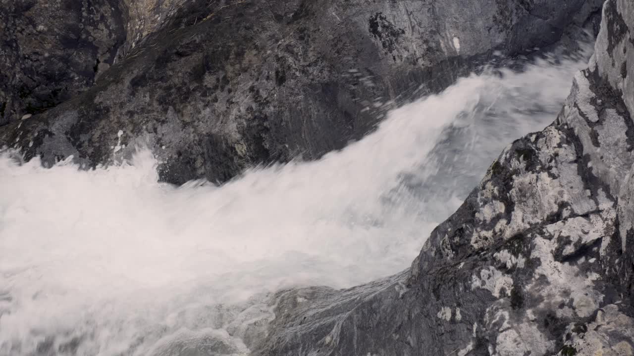 山河瀑布飞溅的特写视频素材