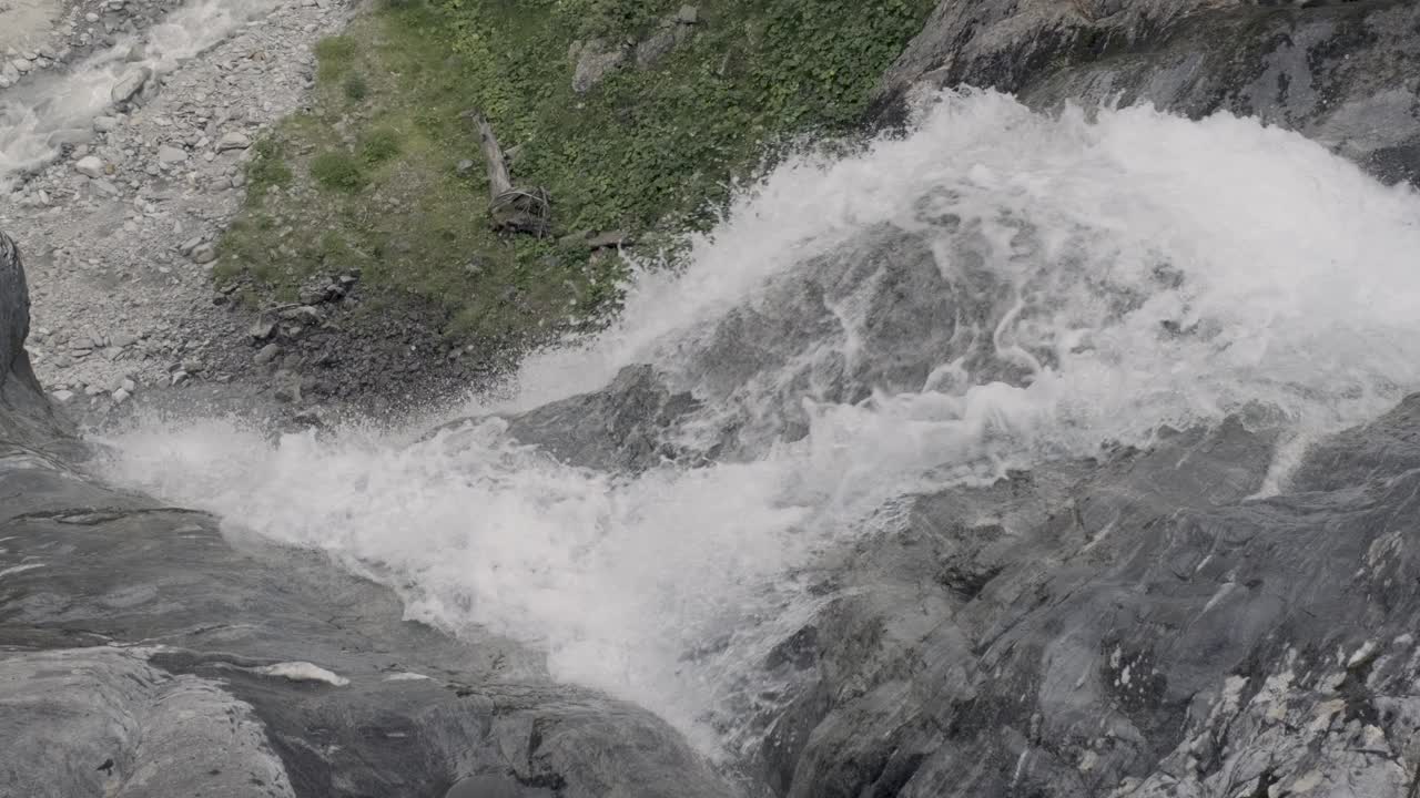 山间河流瀑布的俯视图视频下载