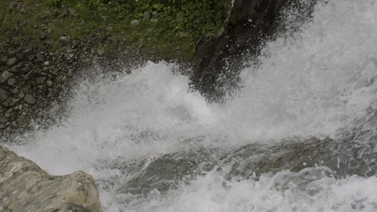 山间瀑布水花的俯视图视频素材