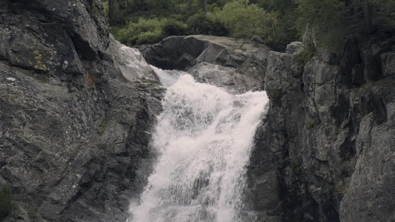 山河瀑布视频下载