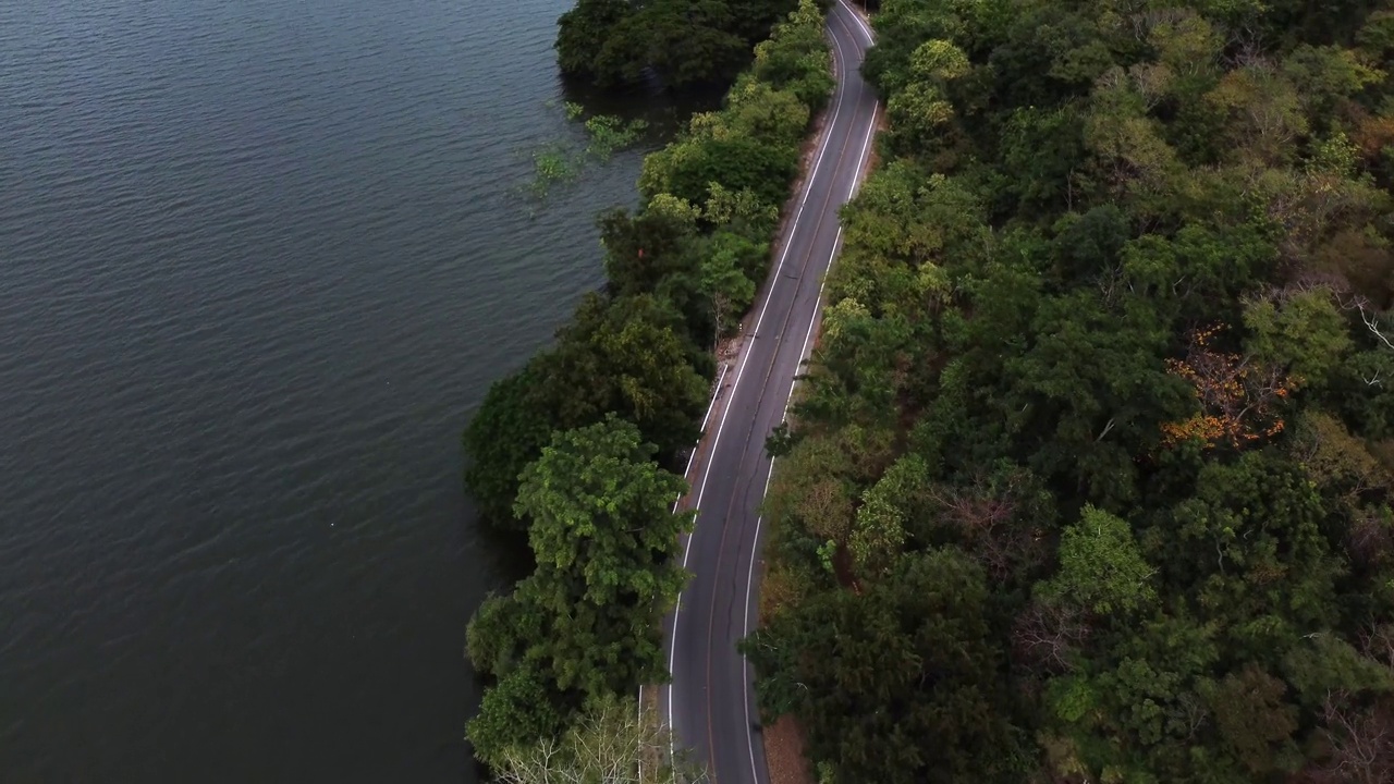 水与森林之间道路的鸟瞰图视频素材