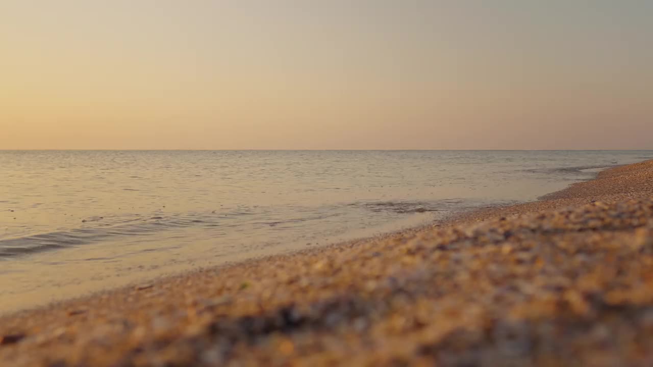 海滩上日落时的环状水面纹理。视频素材