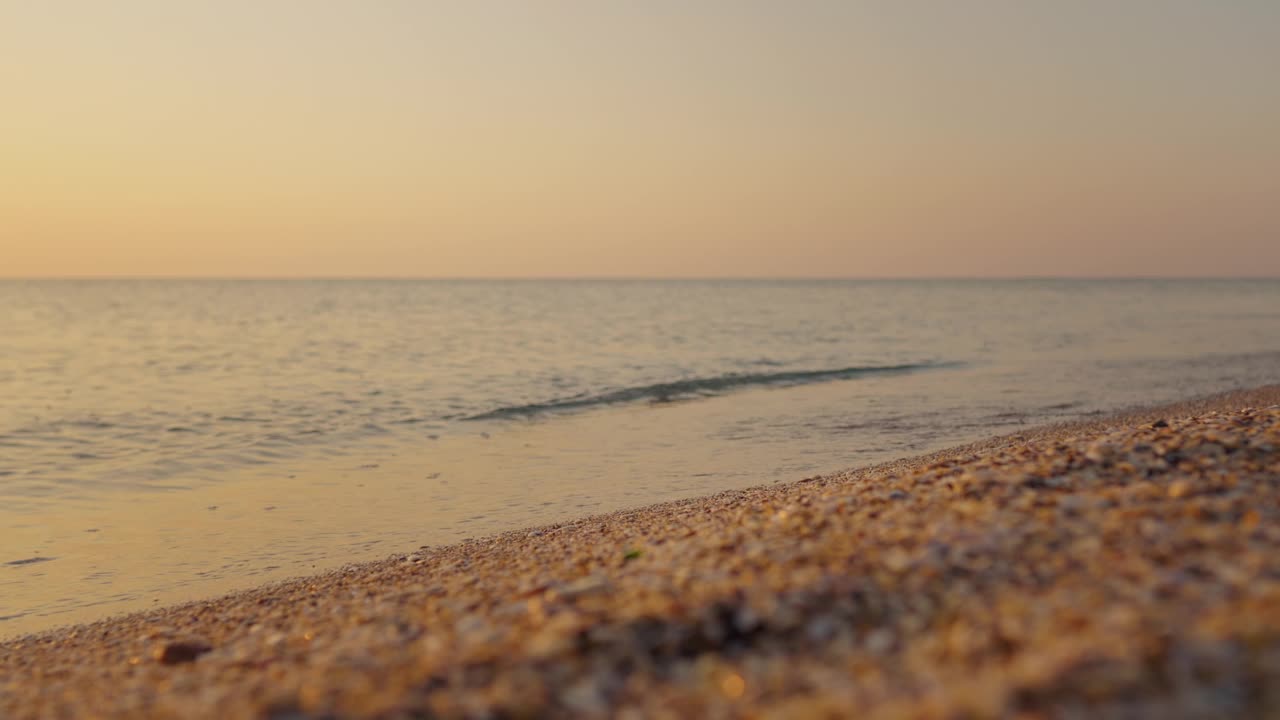 美丽的风景和明亮的金色波浪。视频素材