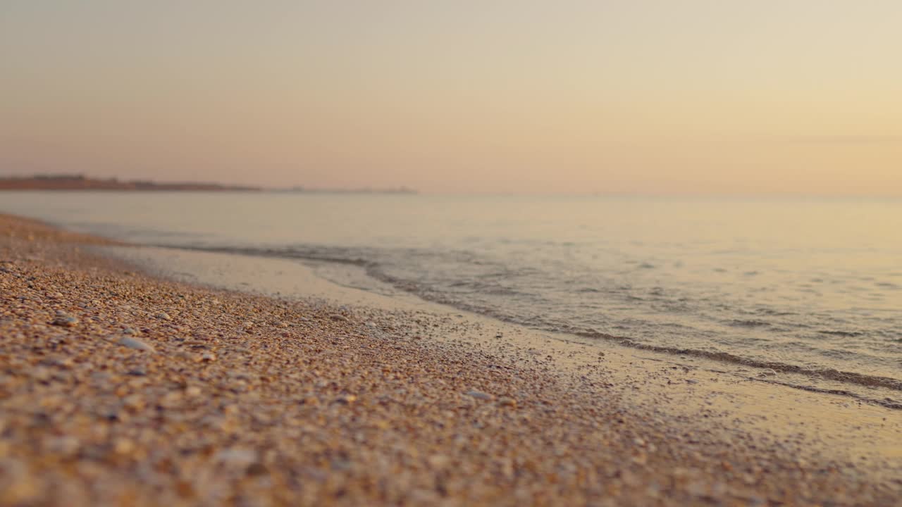 明亮的金色波浪在日出时接近。视频素材