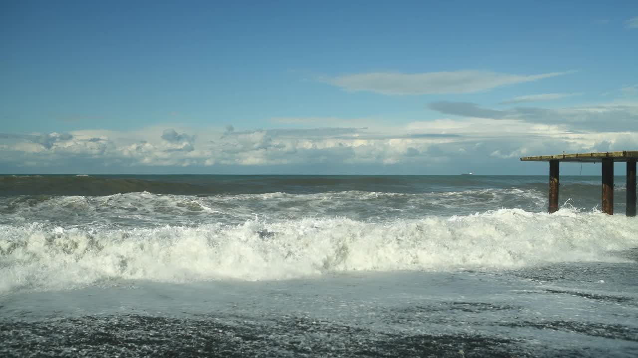 在暴风雨的天气里，海浪冲击着码头视频素材