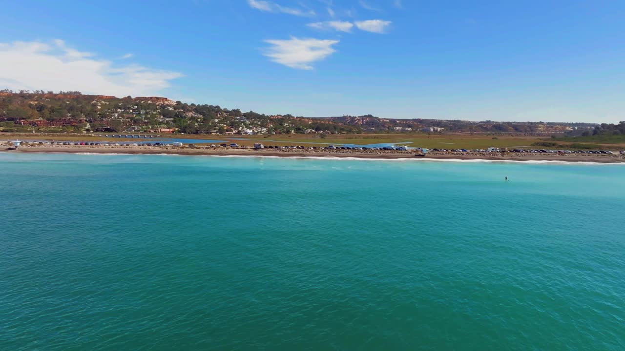 平静的蓝色大海，海滩和Los Peñasquitos沼泽自然保护区和泻湖在圣地亚哥，加利福尼亚，美国。——空中视频素材