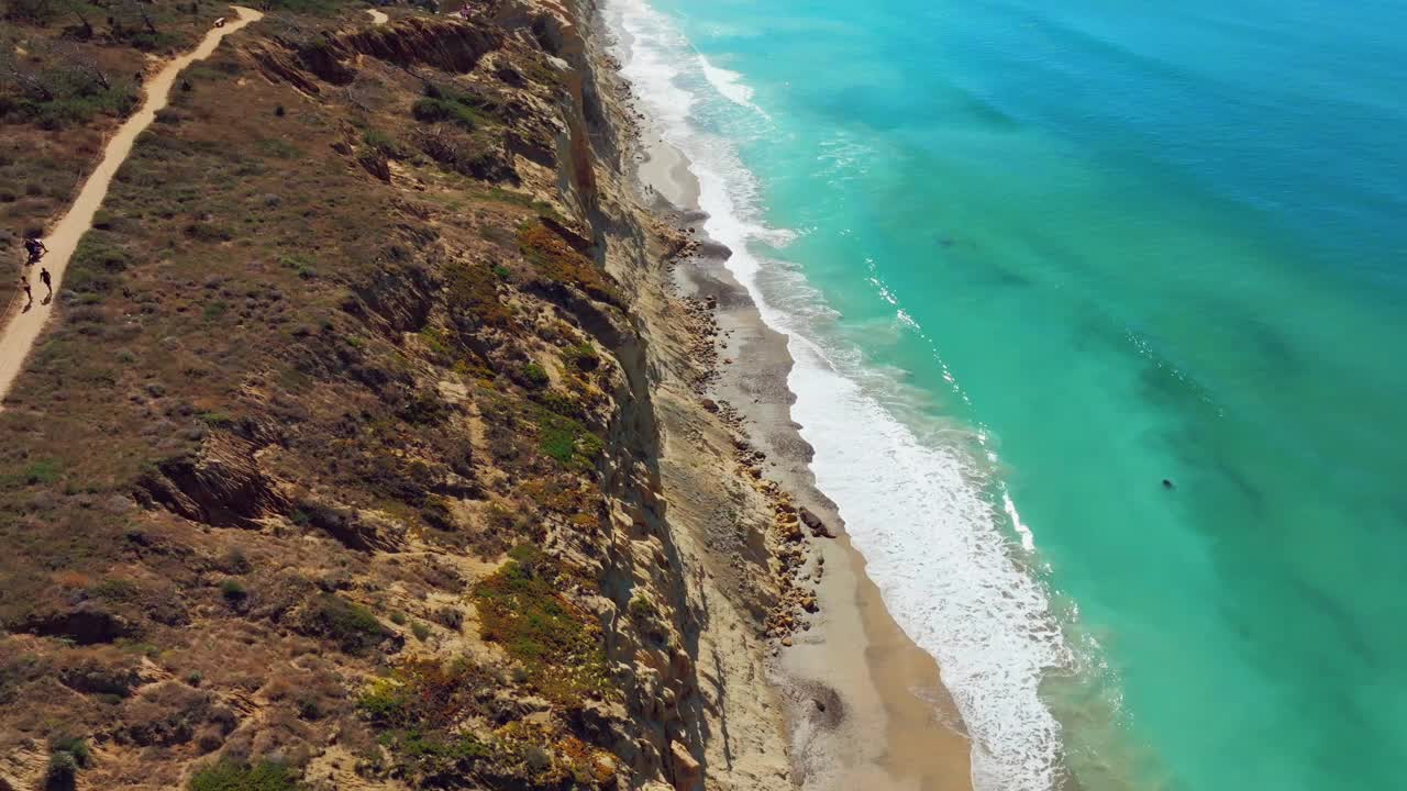 多利松国家自然保护区海岸线和蓝色的海在夏天，在拉霍亚，圣地亚哥，美国加利福尼亚州。-航拍视频素材