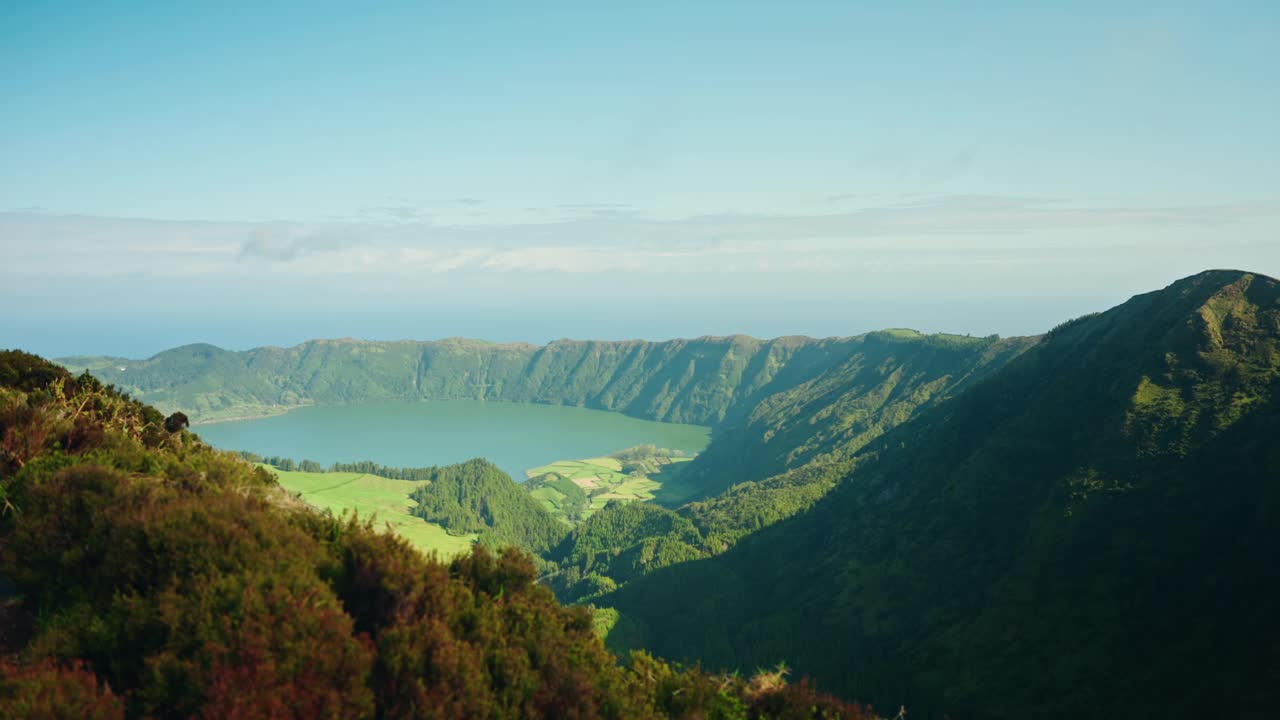 从miradouro观景台俯瞰亚速尔群岛圣米格尔岛上的火山湖风景如画。美丽的绿色景观，晴朗的日子，湛蓝的天空。视频素材