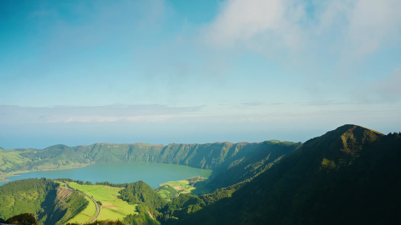 从miradouro观景台俯瞰亚速尔群岛圣米格尔岛上的火山湖风景如画。美丽的绿色景观，晴朗的日子，湛蓝的天空。视频素材