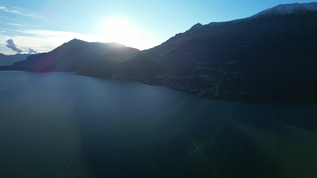 阳光照耀山脉和宁静的水面空中科莫湖，意大利视频素材