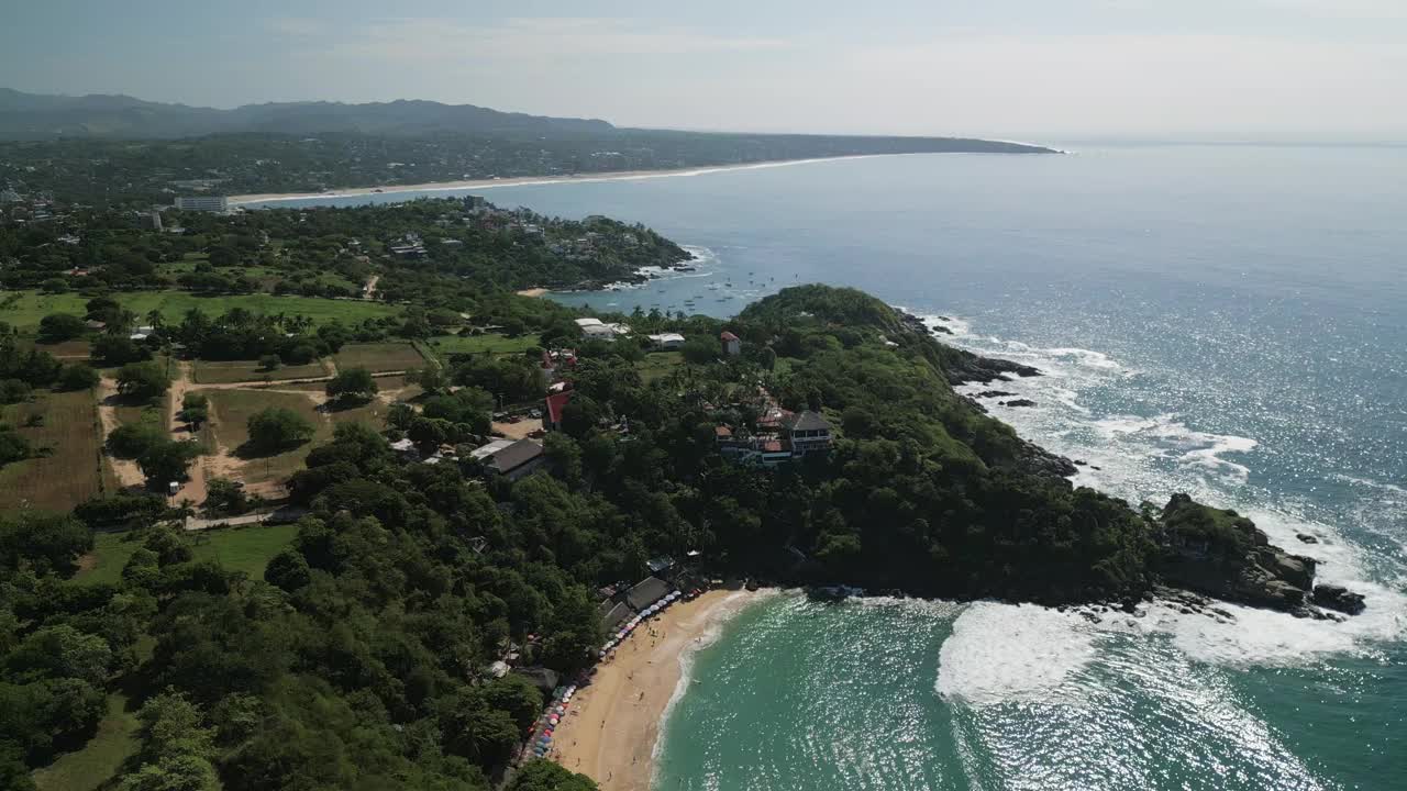 自然山，海滩，海和埃斯孔迪多港的海岸线，墨西哥夏季无人机视图，墨西哥Magico视频素材