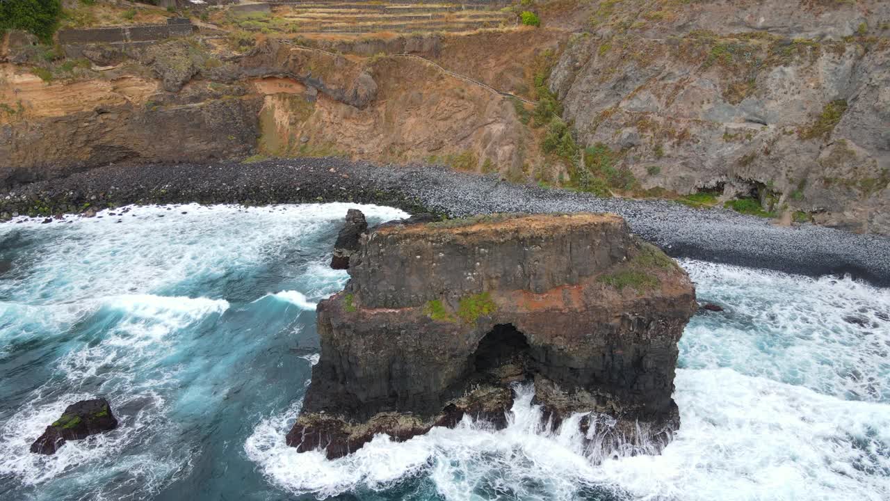 在一个阳光明媚的日子里，飞越特内里费岛洛斯罗克海滩上的火山群。视频素材