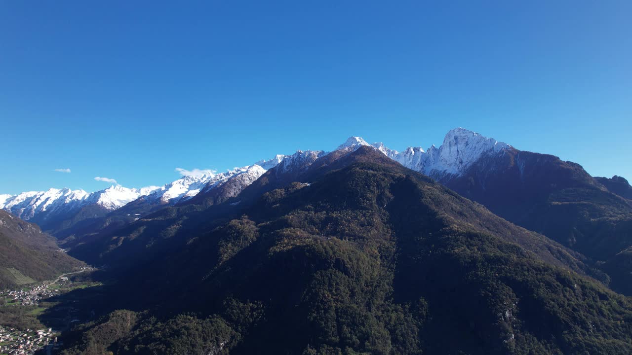 雄伟的鸟瞰雪山在科莫湖山脉视频素材