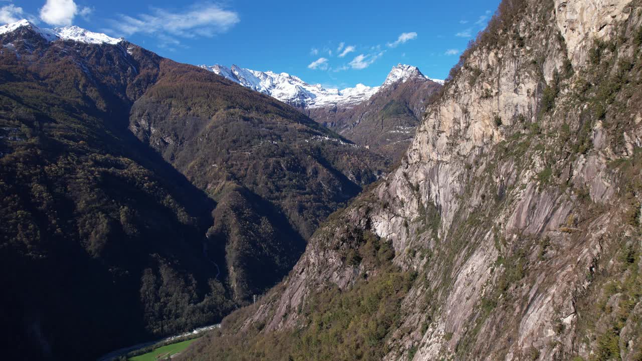 一个宁静的山谷与雄伟的山脉和惊人的科莫湖在意大利视频素材