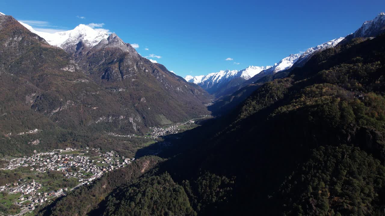 科莫湖的鸟瞰图，背景是雄伟的意大利山脉视频素材