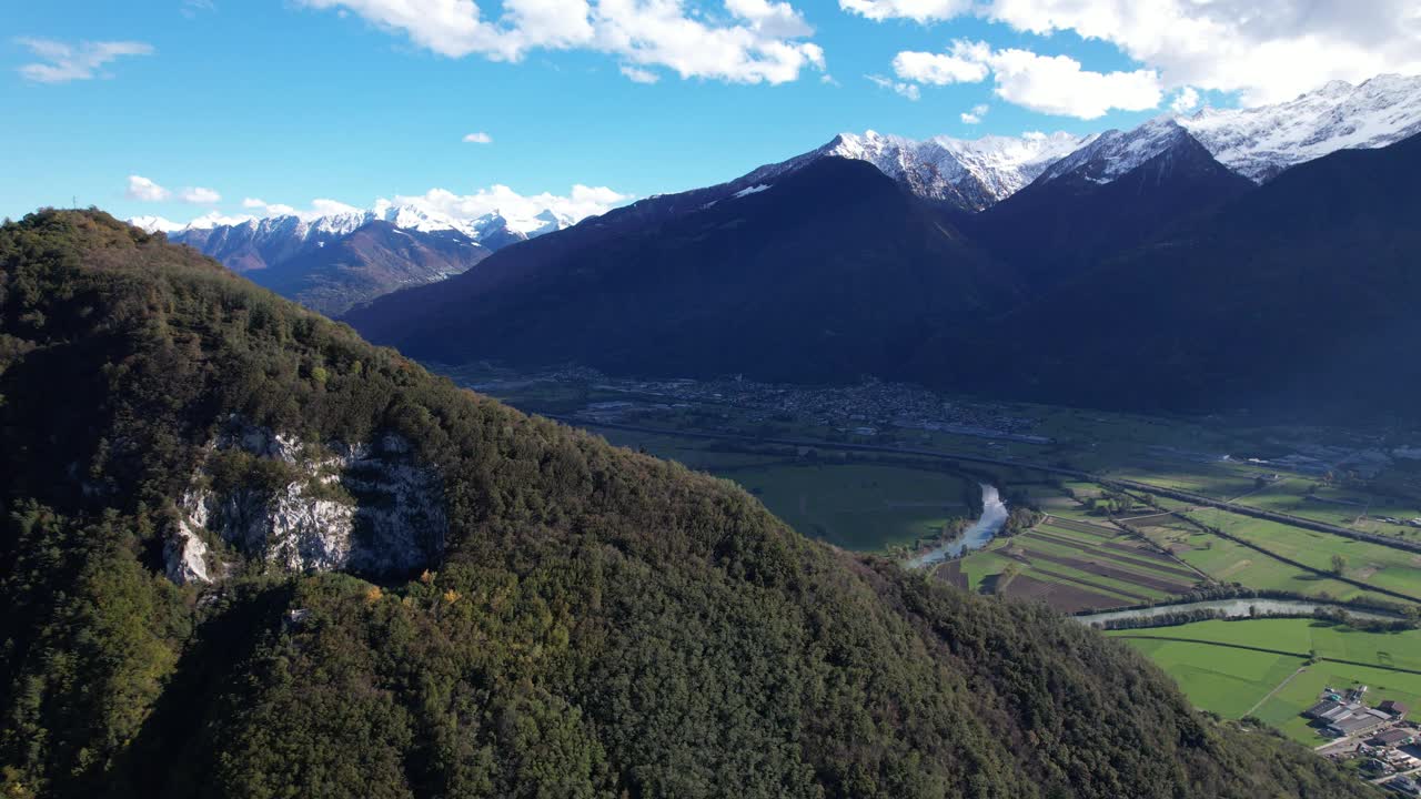 俯瞰科莫湖，意大利，群山环绕着宁静的山谷视频素材