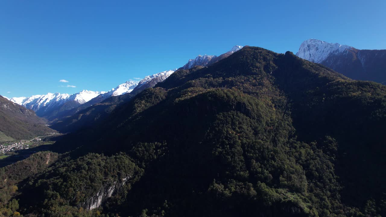 俯瞰意大利科莫湖中的雪山视频素材