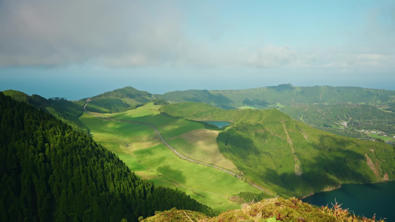 从miradouro观景台俯瞰亚速尔群岛圣米格尔岛上的火山湖风景如画。美丽的绿色景观，晴朗的日子，湛蓝的天空。视频素材