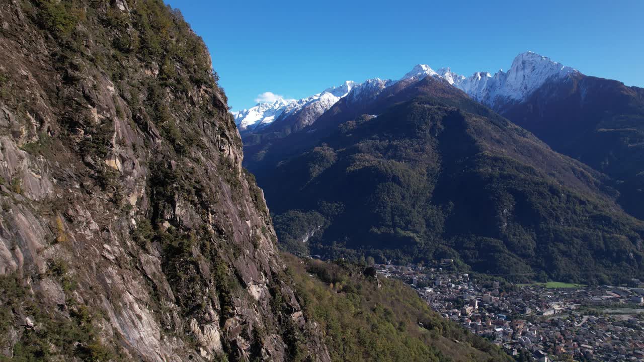 俯瞰科莫湖，意大利雄伟的山脉和美丽的城市景观视频素材