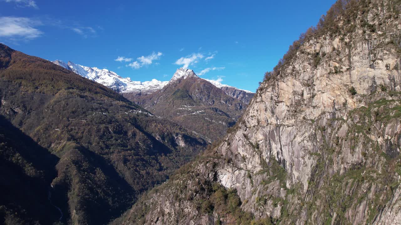 俯瞰意大利科莫湖的雄伟山脉鸟瞰图视频素材