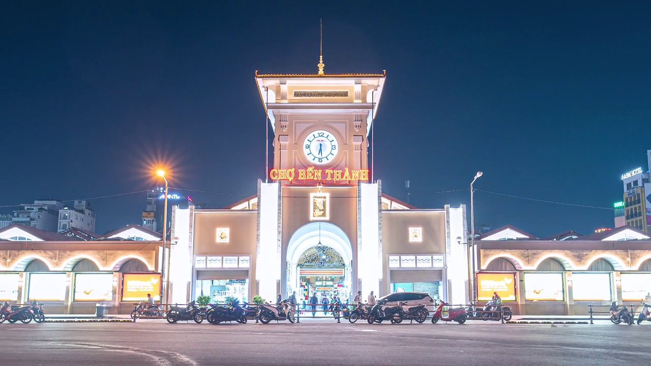 胡志明市Ben Thanh市场夜景。Ben Thanh市场建于法国统治时期，是越南西贡的象征视频素材