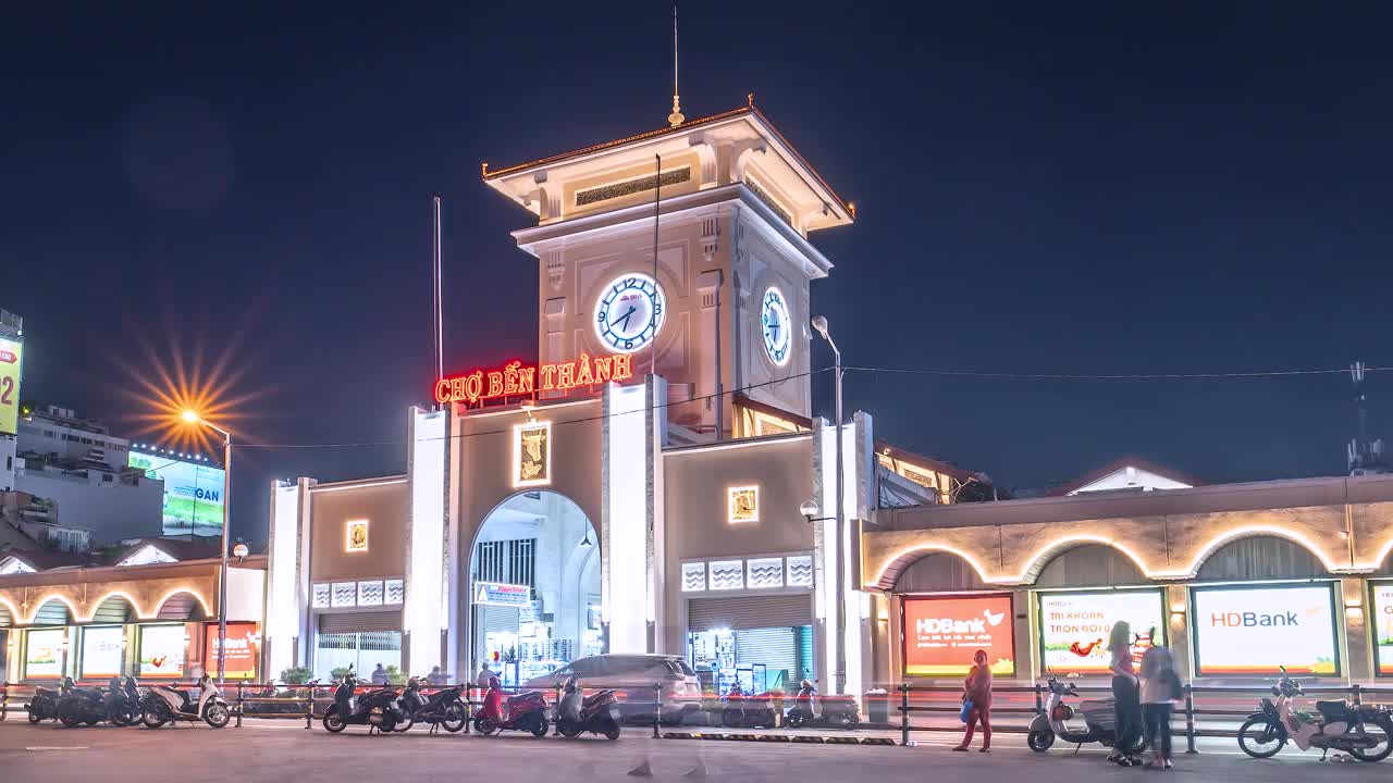 胡志明市Ben Thanh市场夜景。Ben Thanh市场建于法国统治时期，是越南西贡的象征视频下载