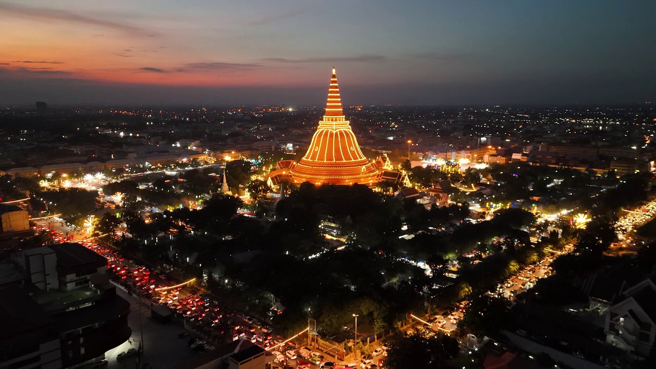 泰国那空府的Phra Pathom Chedi日落。视频素材