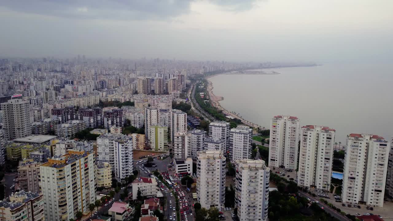 夕阳下的梅尔辛市景，无人机拍摄。鸟瞰图展示了土耳其的城市美景和魅力。理想的城市探索，突出梅尔辛的城市景观视频素材