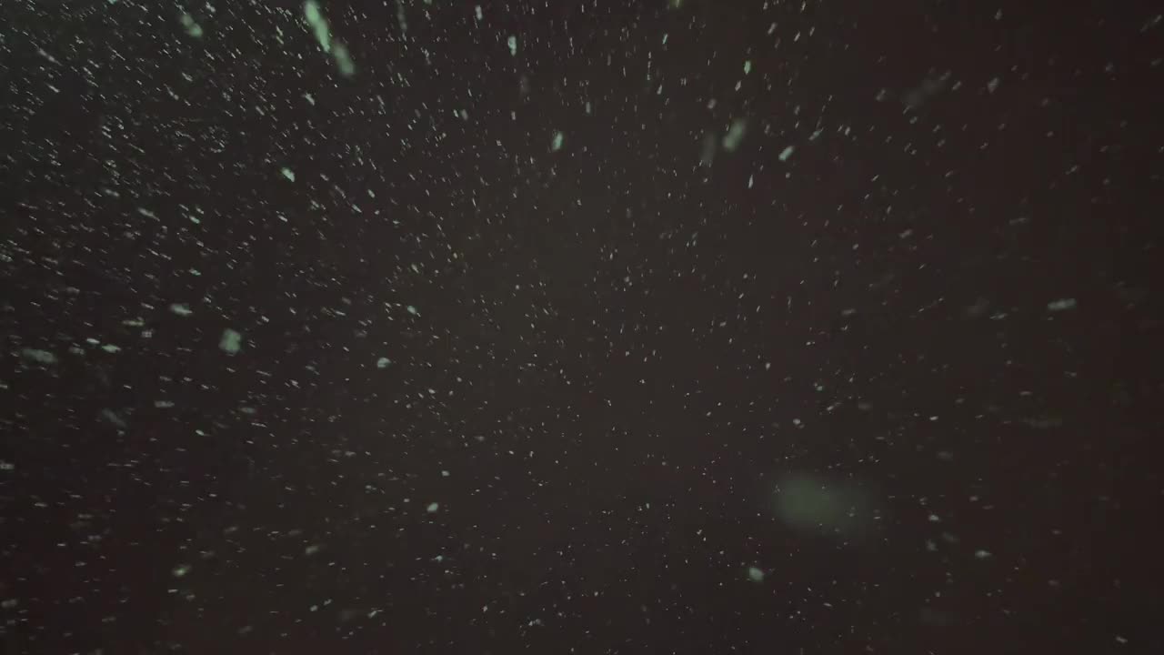 夜雪在天空的背景上视频下载