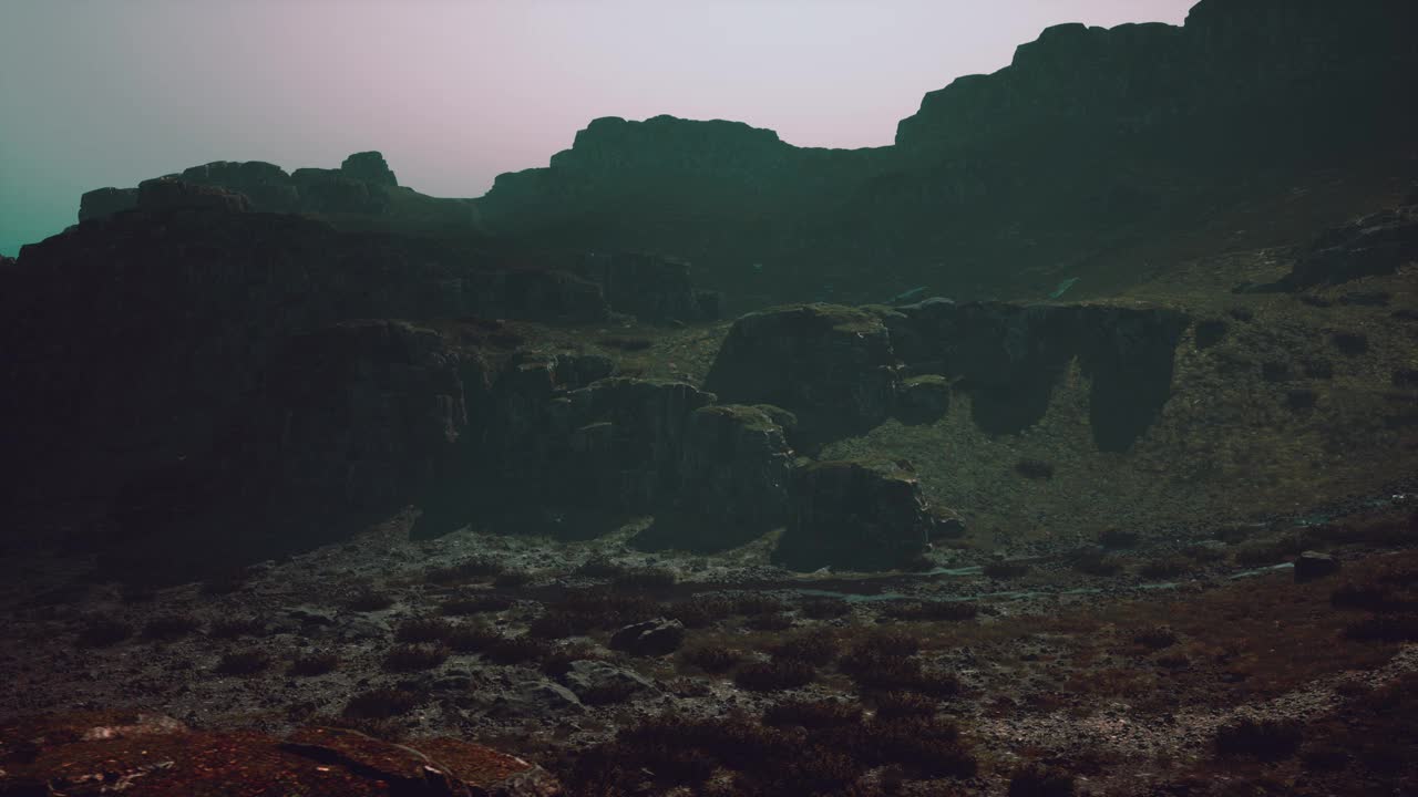 一座山顶上有几块岩石的大山视频素材