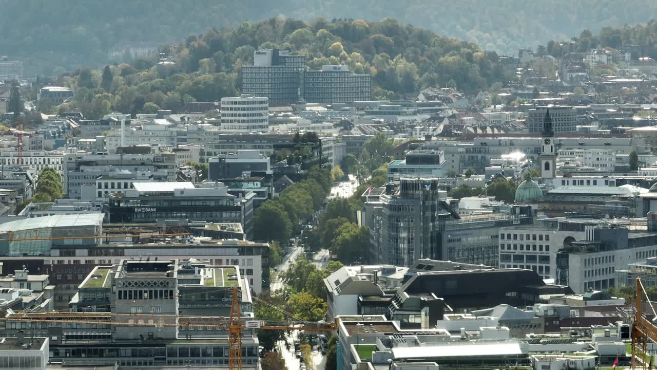 晴天飞行在斯图加特市中心的交通街道航拍全景4k德国视频素材