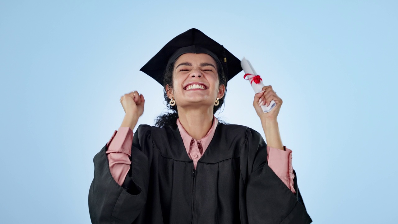 毕业成功，证书或兴奋的学生在工作室与教育，学院或大学目标。女人，脸或快乐的毕业文凭，成就或奖学金在蓝色背景视频素材