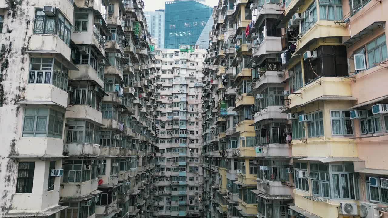 香港怪兽建筑。无人机拍摄的香港住宅区和金融区视频素材