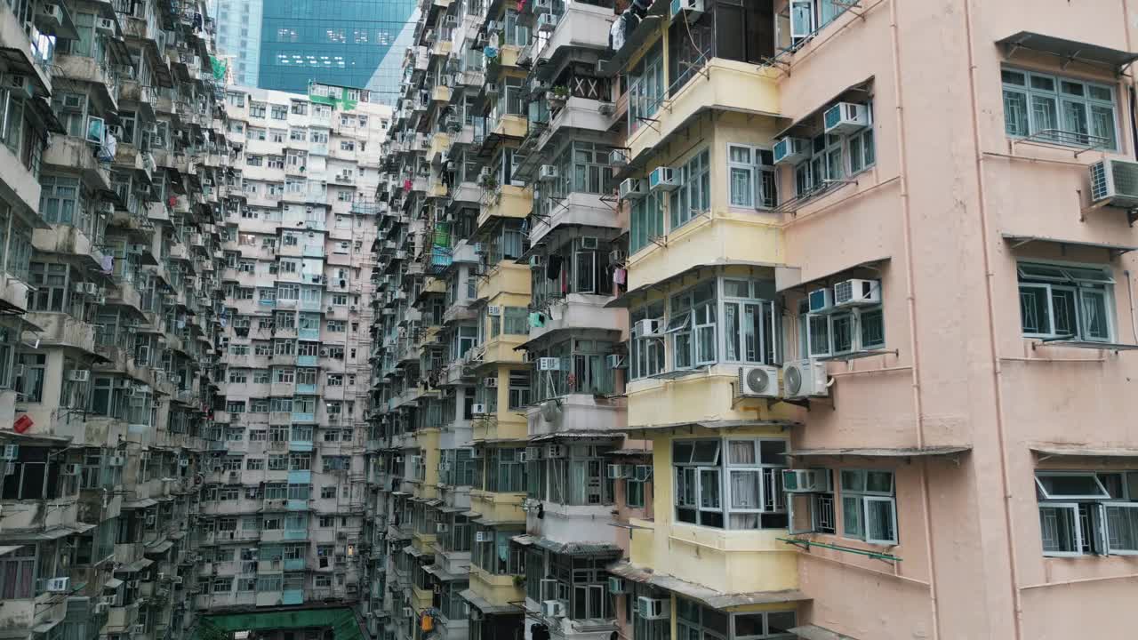 香港怪兽建筑。无人机拍摄的香港住宅区和金融区视频素材