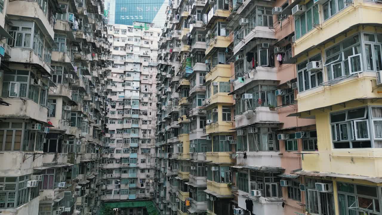 香港怪兽建筑。无人机拍摄的香港住宅区和金融区视频素材