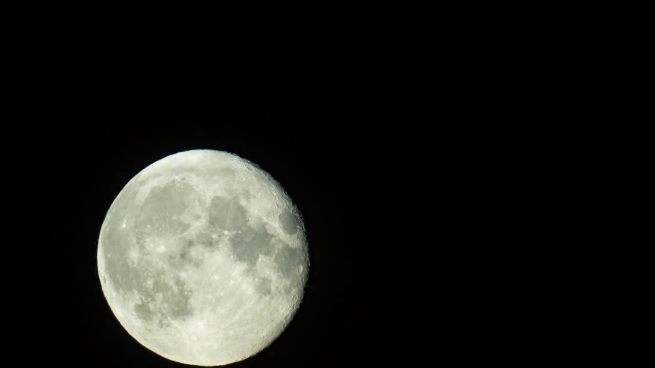 夜晚满月的特写视频。4k地球卫星的真实视频视频素材