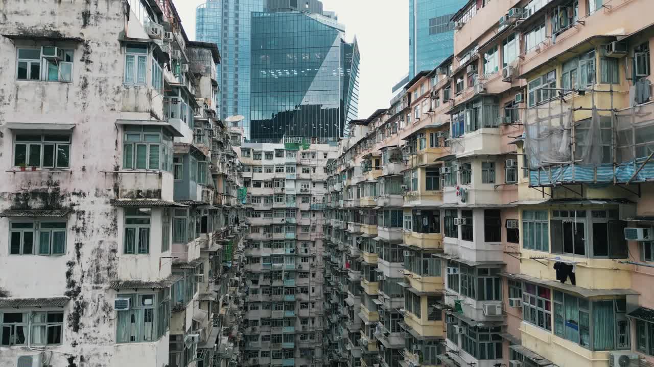 香港怪兽建筑。无人机拍摄的香港住宅区和金融区视频素材