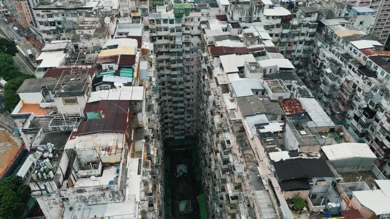 香港怪兽建筑。无人机拍摄的香港住宅区和金融区视频素材